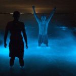 Необычный природный феномен окрасил воду озера и купальщиков в люминесцентный синий