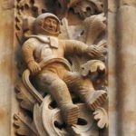 Изображение космонавта на средневековом соборе