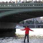 Британский иллюзионист прогулялся по воде Темзы