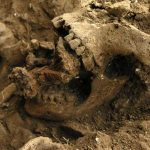 Останки ведьмы прибитые гвоздями к земле, нашли в Италии