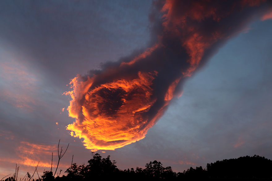 http://virtoo.ru/wp-content/uploads/2016/01/unusual-cloud-formation-fist-hand-of-god-portugal-3.jpg